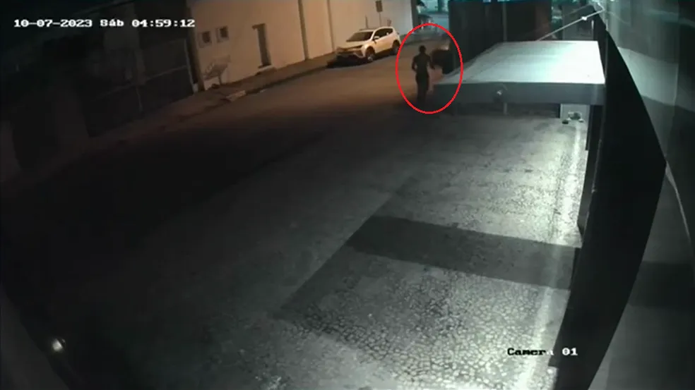 Motorista que atropelou homem e passou pelo menos 7 vezes com o carro por cima dele se entrega à polícia em Cuiabá