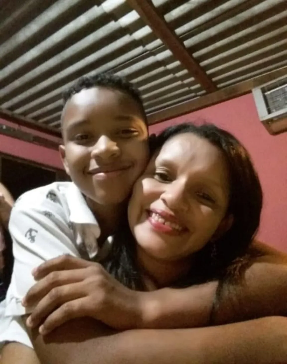 Estudante ganha celular em escola de MT e pede para diretora gravar vídeo contando para mãe: 'pra não pensarem que roubei'