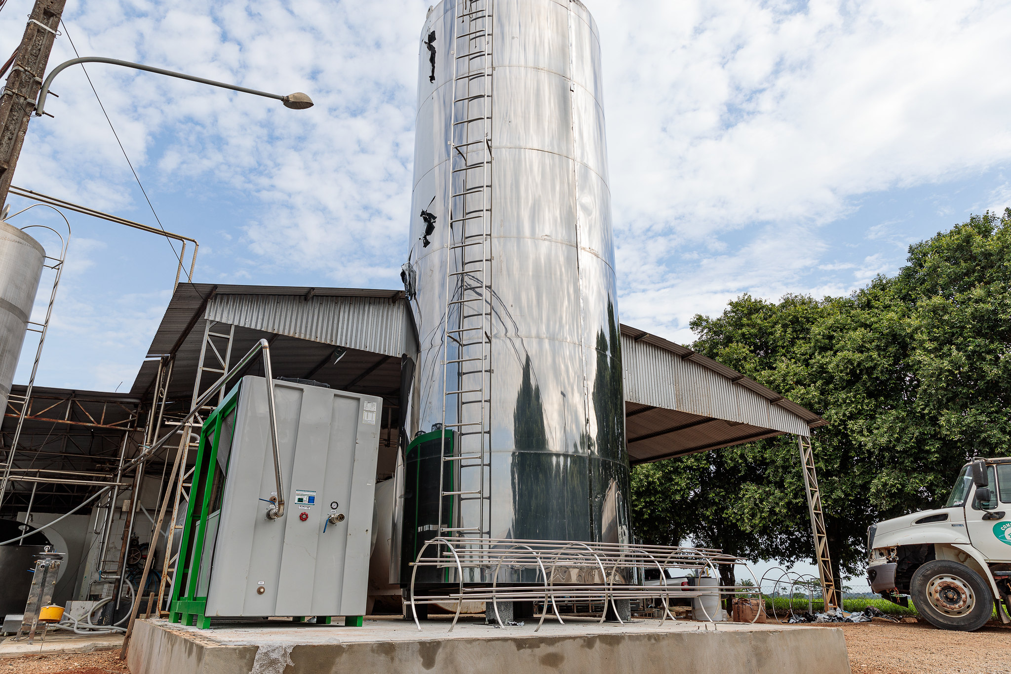 Governo entrega silo de armazenamento de leite e novilhas prenhes para produtores familiares de Alta Floresta