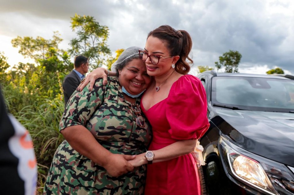 Virginia Mendes visita comunidade e entrega alimentos no bairro Pedra 90 em Cuiabá