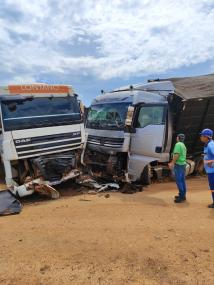 Acidente envolvendo 3 carretas deixa duas pessoas feridas na BR-163