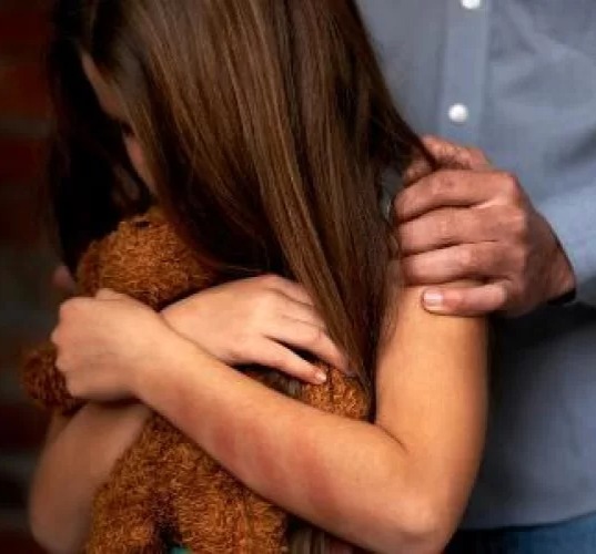 Mãe é presa acusada de omissão nos abusos que a filha sofreu do próprio pai durante 9 anos
