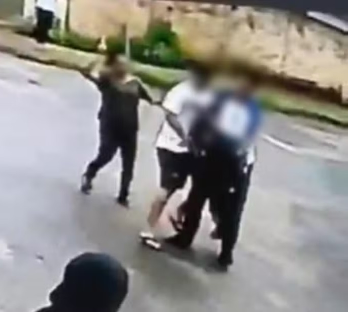Aluno é morto e 2 adolescentes ficam feridos em briga na porta de escola