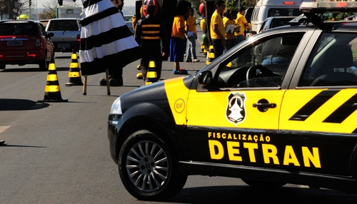 Justiça manda Detran indenizar mulher por cobrança indevida de IPVA