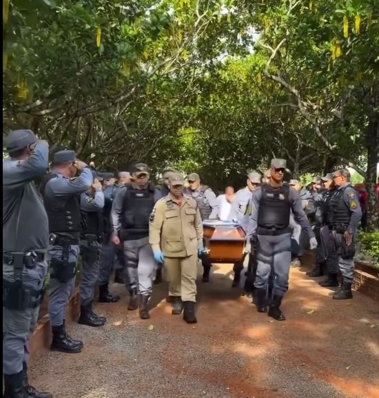 Muita emoção durante cortejo e sepultamento de militares mortos após barco virar em MT