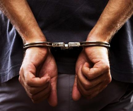 Homem é preso após ser flagrado estuprando menino de 10 anos