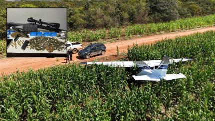 Avião cai em milharal e dois suspeitos são presos transportando armas e munições