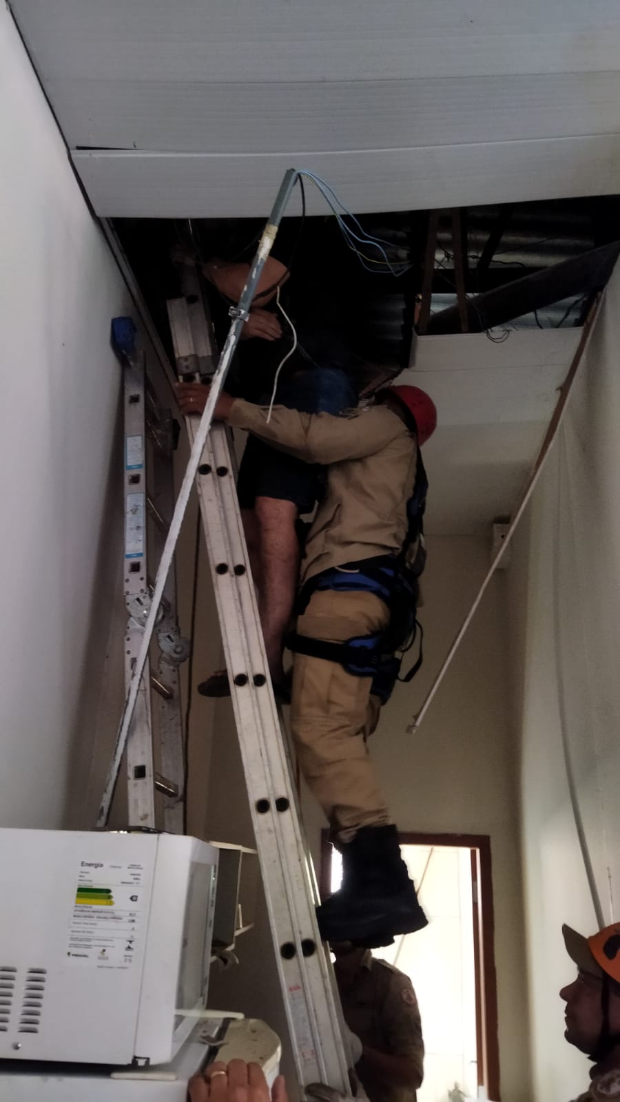 Bombeiros resgatam homem que sofreu choque elétrico e ficou preso em cima de forro de 4 metros de altura