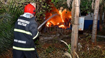 Carro pega fogo após bater em muro; motorista é resgatado
