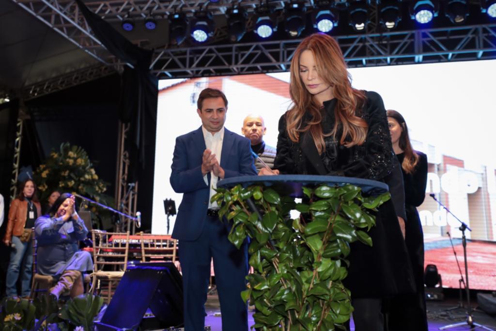 Em Juína, primeira-dama de MT participa da entrega de casas e do anúncio de novas unidades habitacionais
