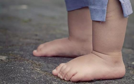Bebê morre ao cair de carro em movimento e ser atropelado pelo pai em Araguaiana
