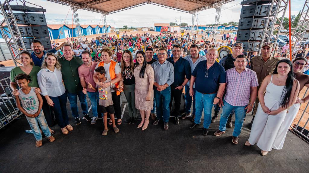 Primeira-dama de MT entrega casas a 63 famílias e transforma vidas em Ribeirão Cascalheira