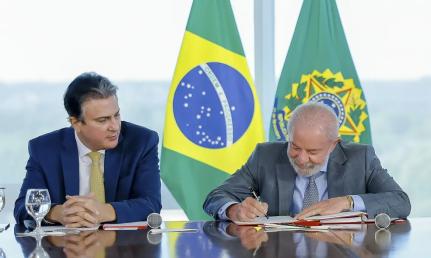 Lula assina decreto que proíbe cursos à distância de medicina e odontologia