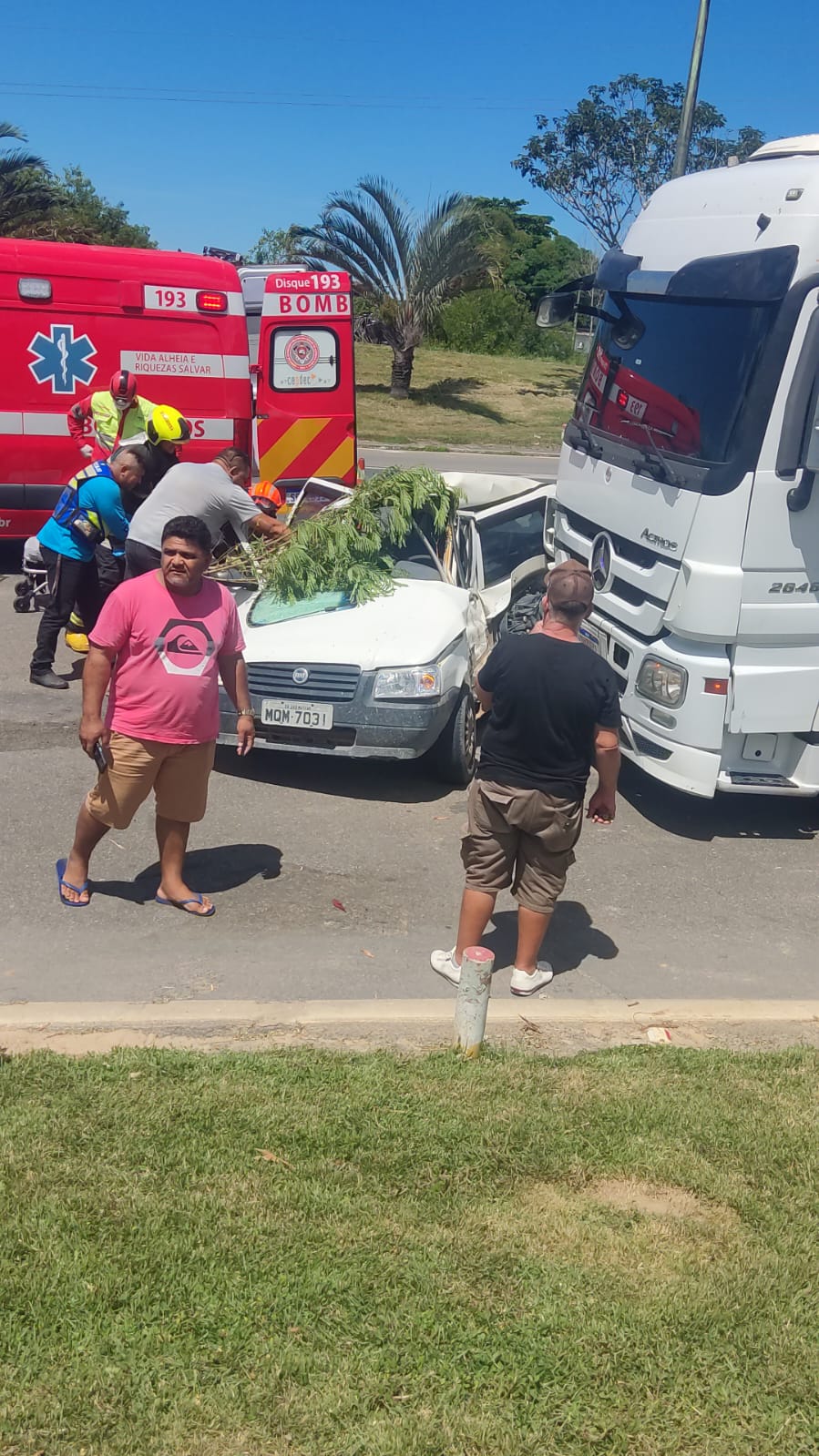 Acidente na BR 101 em São Mateus Envolve Carreta e Fiat Uno, Deixando Condutor Ferido