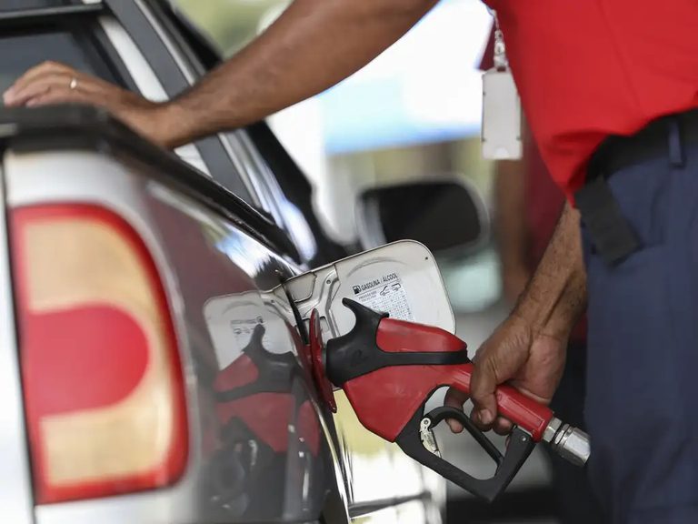 Petrobras  anuncia redução de 5,6% no preço da gasolina entregue às distribuidoras