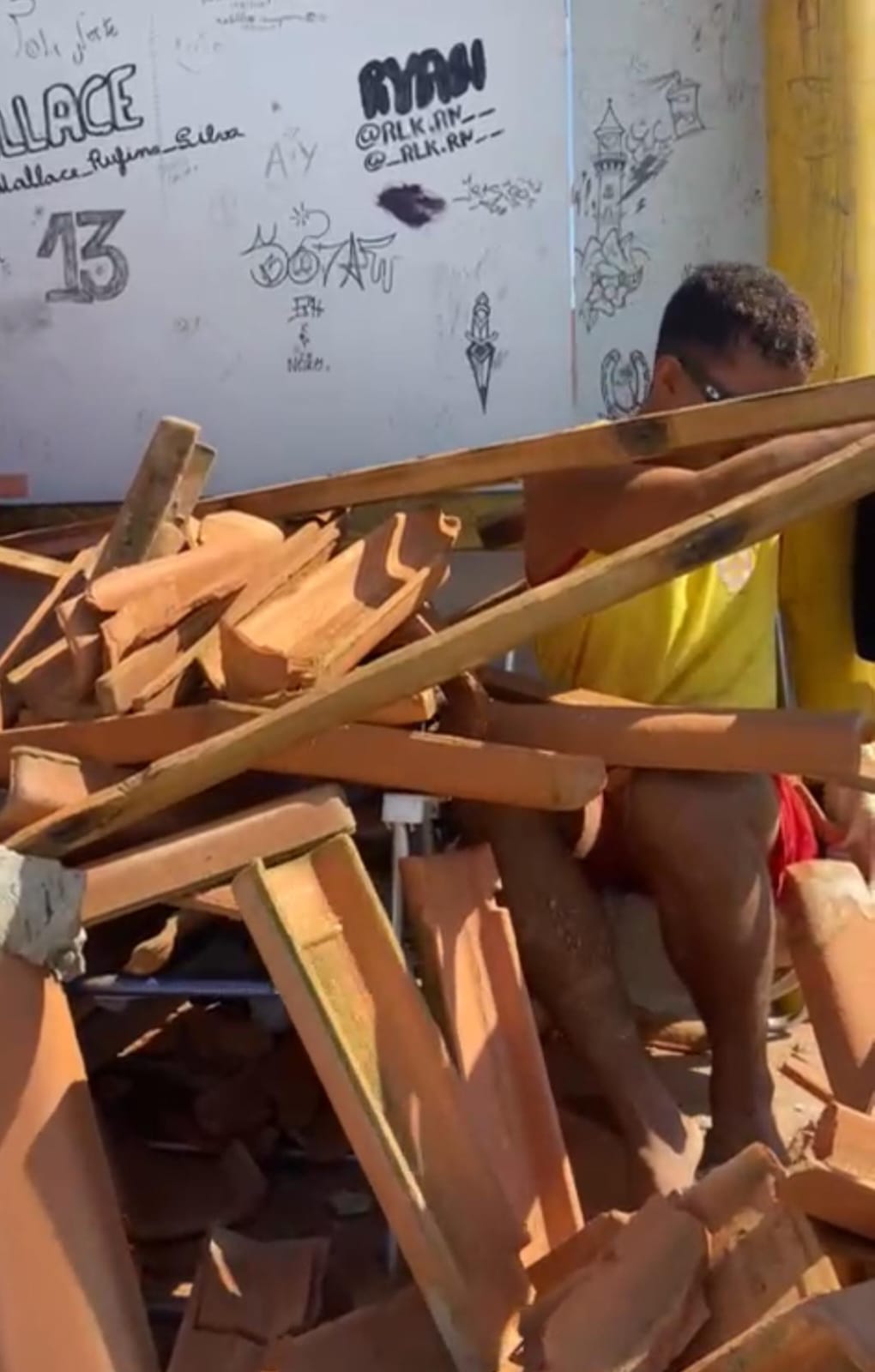 Posto de observação de guarda-vidas desaba e fere servidor no balneário de Guriri