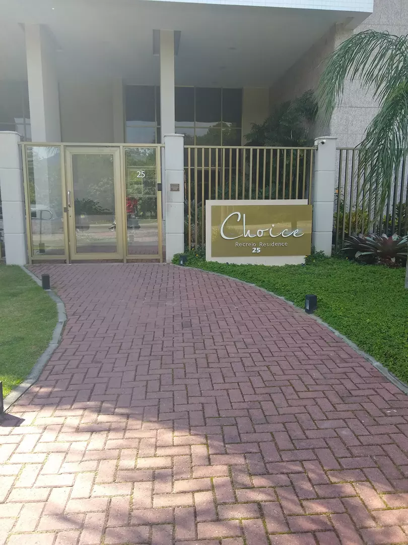 LOCAÇÃO RECREIO 4.200,00 -  3 quartos (1 suite) com armários, 2 banheiros com box e armários, 1 lavabo, sala, cozinha com armários e aparelhos elétricos, varanda.