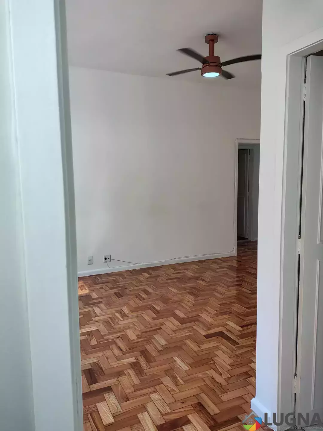 LOCAÇÃO COPACABANA ($ 4.200,00) 3 quartos, um com armário, sala, cozinha com armários, área de serviço, area extra adaptada e banheiro de serviço