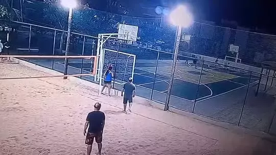 VÍDEO: Médico empurra adolescente de 13 anos durante jogo de futebol em condomínio no interior do Ceará