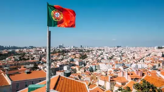 Por que Portugal vai notificar milhares de imigrantes, incluindo brasileiros, para que deixem o país