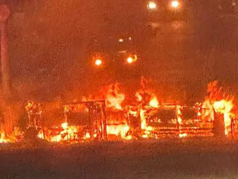 Após morte de irmãs, Vila do Mar tem protesto com barricadas de fogo e suspensão de linhas de ônibus