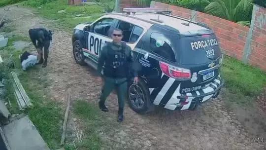 policiais agridem homem durante abordagem e quebram câmera de segurança que flagrou agressão, no Ceará
