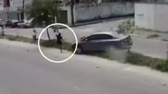 VÍDEO: Carro desgovernado atropela pedestre, invade pista contrária e colide com outro veículo em Fortaleza