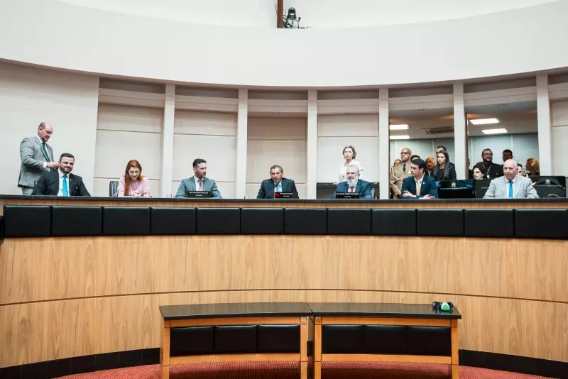 Alesc elege Mesa Diretora para o biênio 2025-2026