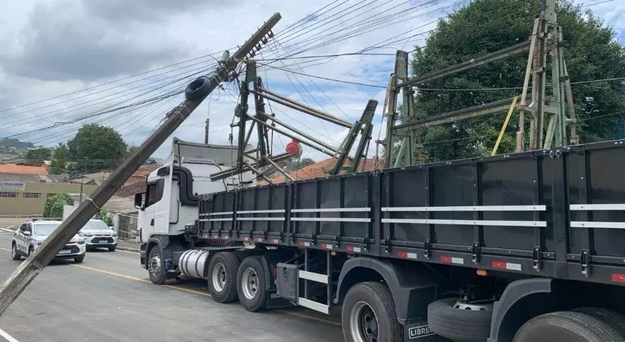 Caminhão enrosca em fios e derruba poste em Mafra