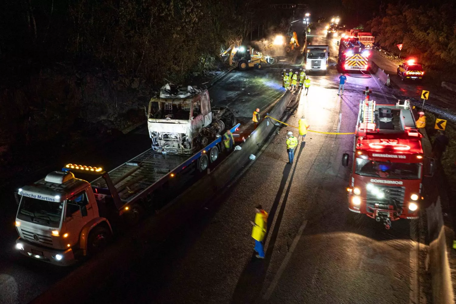 Com mais de 12 horas de trabalho ininterrupto, Bombeiros controlam incêndio na BR-101
