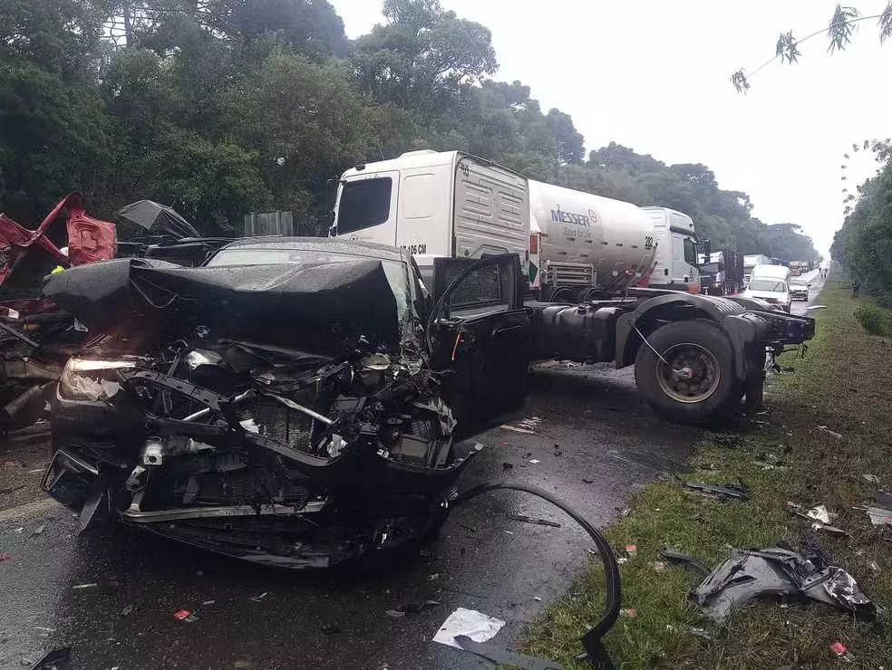 Acidente grave paralisa BR-116 e causa três mortes