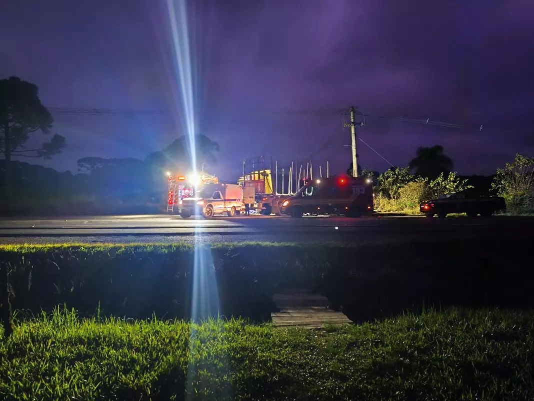 Grave acidente na BR-280 deixa cinco mortos após carro ficar sob caminhão