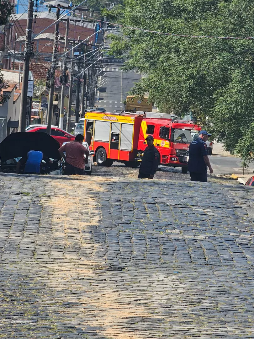 Óleo derramado em via mobiliza bombeiros em Mafra