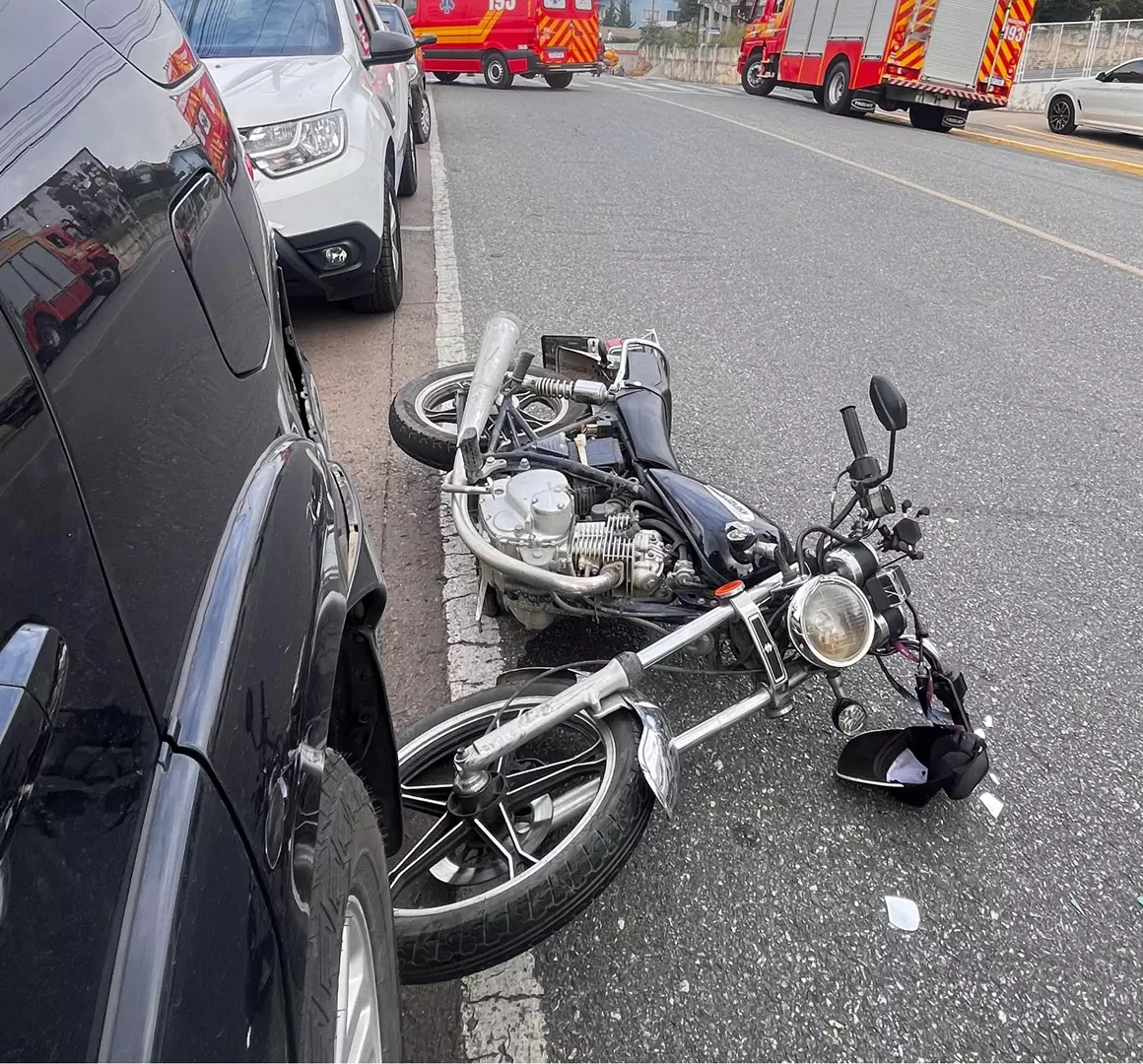 Colisão entre dois carros e motocicleta deixa um ferido