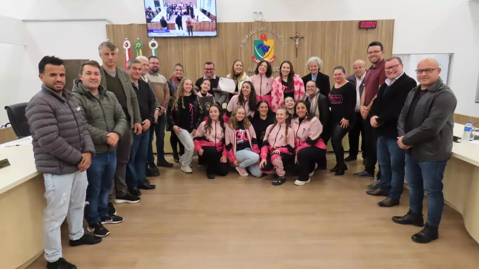 Câmara de Mafra homenageia Studio de Dança e recebe balanço da segurança pública