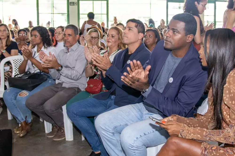 Mario Esteves abre ano letivo e entrega uniformes e kits escolares para alunos