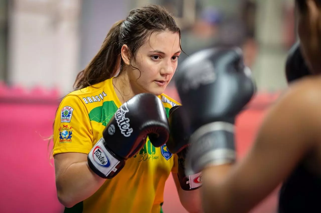 Secretaria de Esporte de Barra Mansa homenageia campeã mundial de Muay Thai