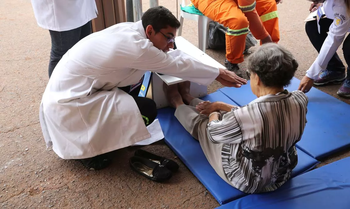 Exercícios podem prevenir quedas em idosos e melhorar recuperação