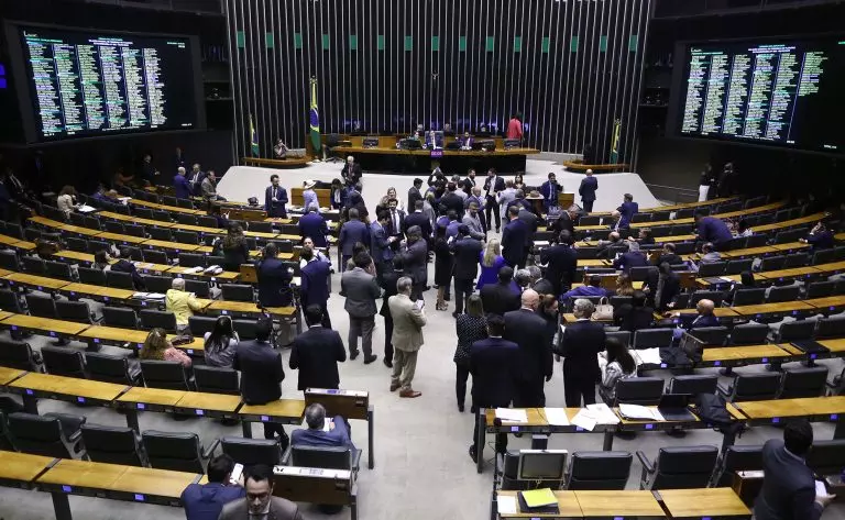 Câmara aprova urgência e analisa projeto que amplia número de deputados