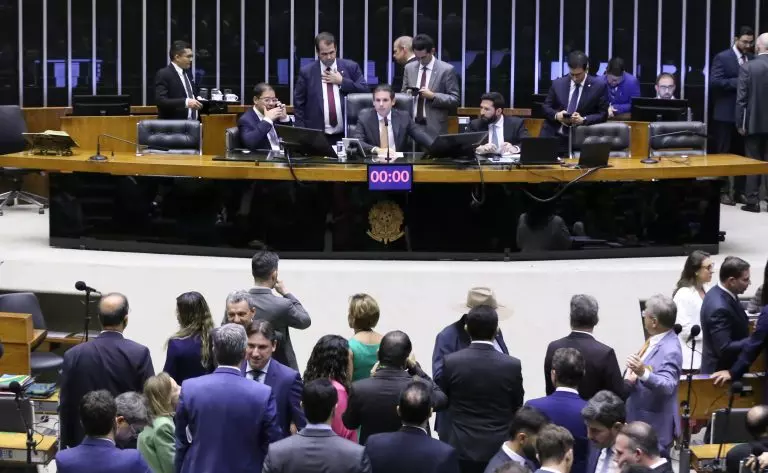 Câmara aprova suspensão de ação penal contra Delegado Ramagem relacionada a atos do 8 de janeiro