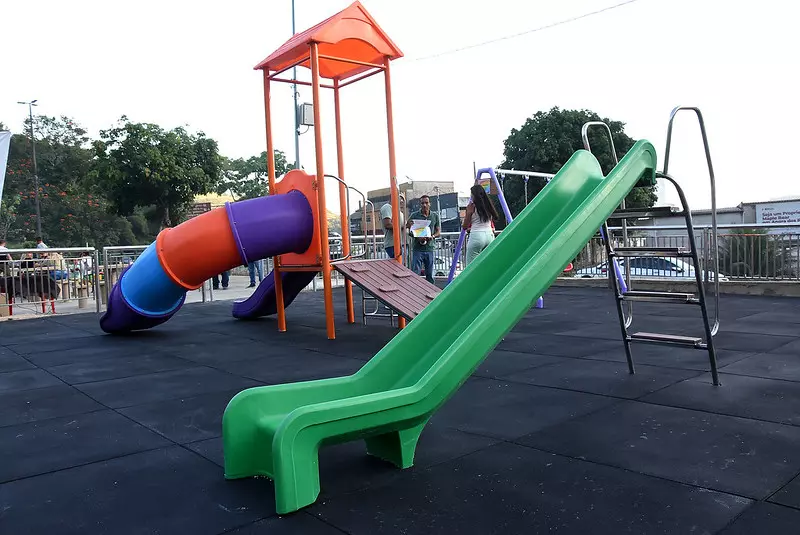 Prefeitura de Angra entrega novos playgrounds na Sapinhatuba 1 e Praia da Chácara