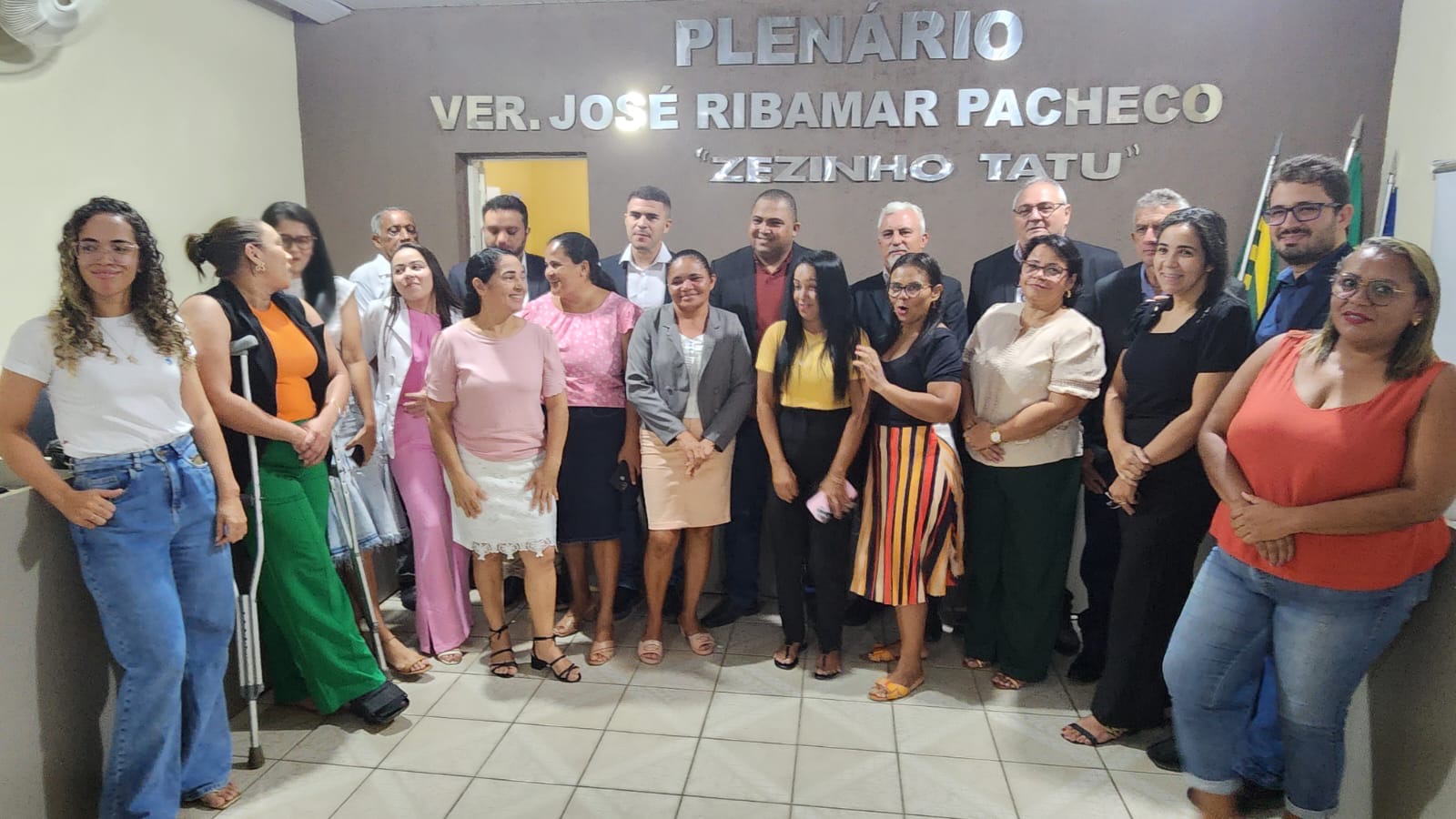 EM SOLENIDADE SIMPLES, VEREADORES DE PARNARAMA REVERENCIAM AS MULHERES PARNARAMENSES