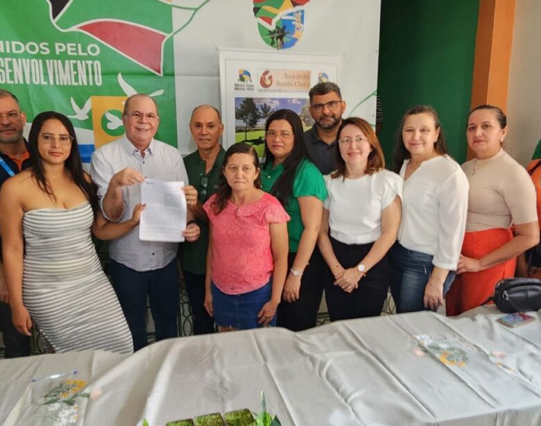 Famílias de Esperantinópolis assinam contratos para construção de casas, com apoio de Hildo Rocha