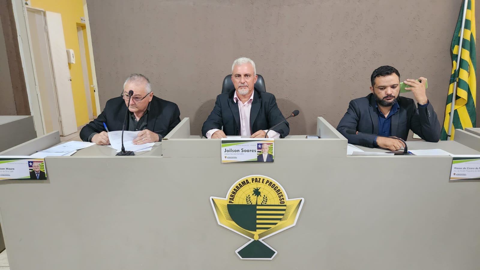 COM PLENÁRIO LOTADO, VEREADORES DE PARNARAMA DEBATEM TEMAS DE RELEVANTES INTERESSES SOCIAIS