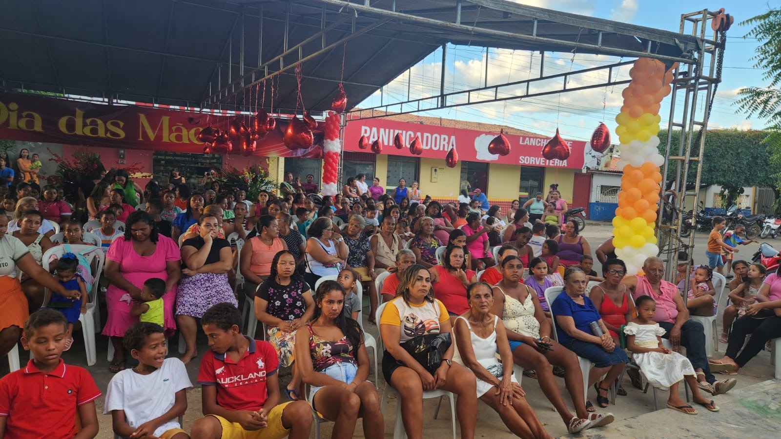 CRAS PROMOVE PALESTRAS E REVERENCIA MÃES NO BAIRRO AGROVEMA