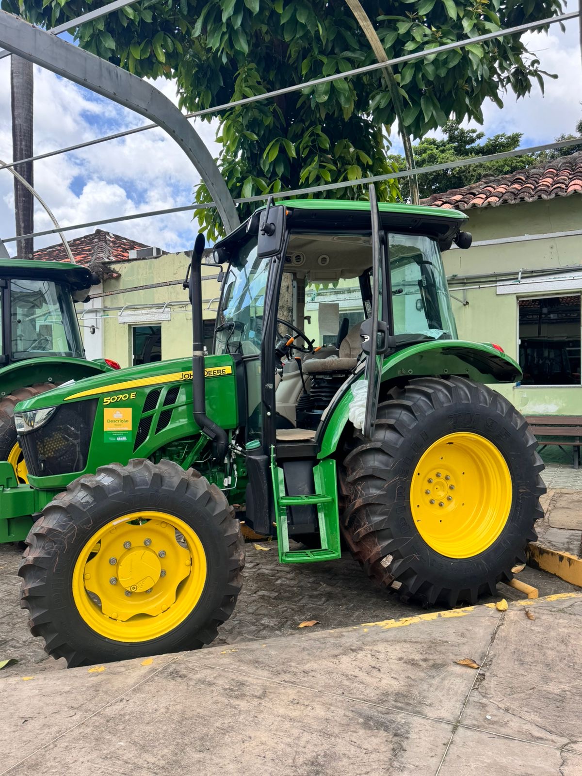 PREFEITO DE PARNARAMA RECEBE TRATOR QUE INCREMENTARÁ A AGRICULTURA FAMILIAR DO MUNICÍPIO