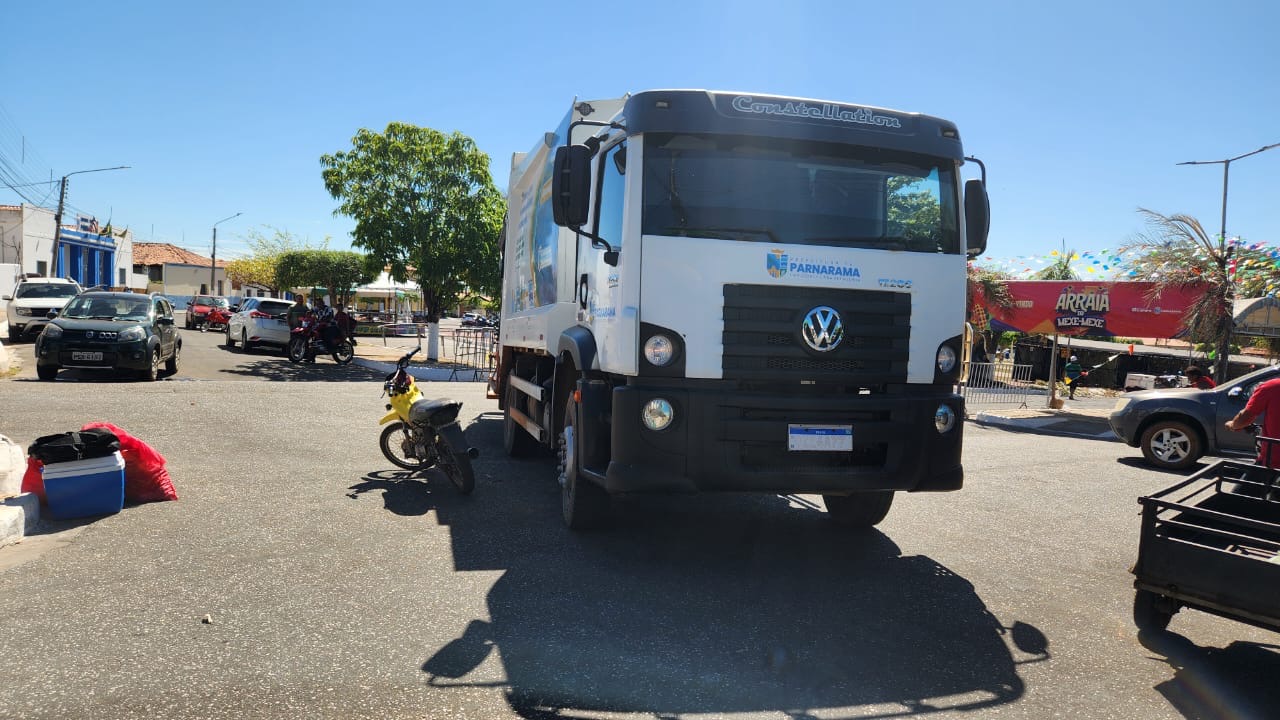 CARRO DE COLETA DE LIXO, EM MANOBRA IRREGULAR PROVOCA PEQUENO ACIDENTE ENVOLVENDO MOTOCICLETA EM PARNARAMA