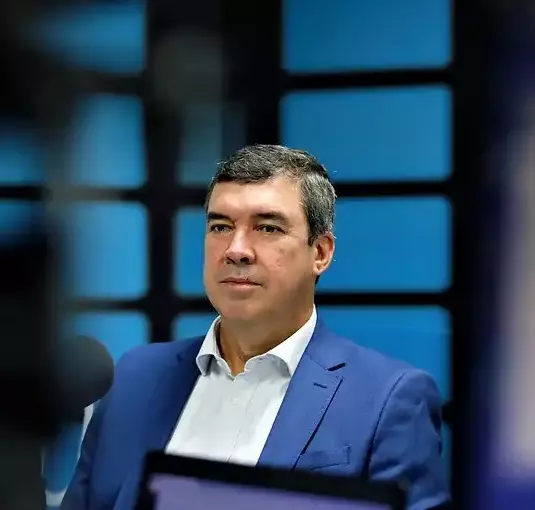 Governador Eduardo Riedel inicia terceiro ano de mandato com 81% de aprovação em Mato Grosso do Sul