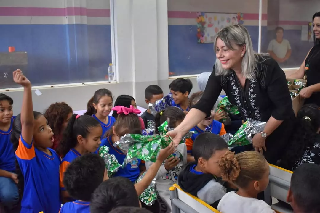 Prefeita Gerolina entrega ovos de páscoa para crianças da rede municipal de ensino