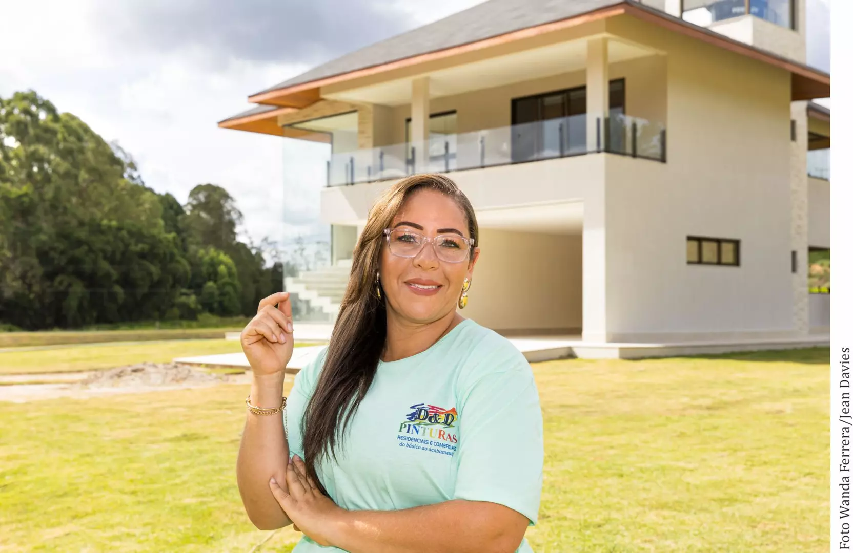 Mãos à obra: ela também sabe pintar paredes com perfeição